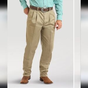 NWT Wrangler Casuals RW Rugged Wear Pleated Relaxed Fit Khaki Tan Pants 40x30